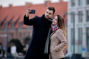 Oferty Specjalne young couple takes a selfie on a city street 2022 01 11 03 58 48 utc
